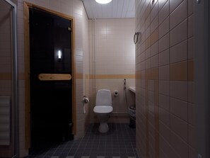 Shower, free toiletries, towels - Laitilan Kievari (Laitila)