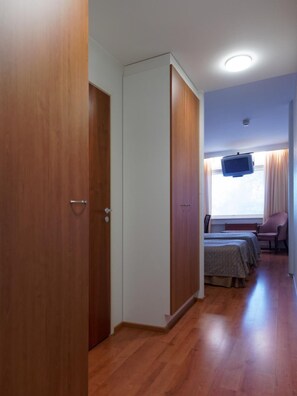 办公桌、婴儿床、折叠床/加床(额外收费)、免费 WiFi