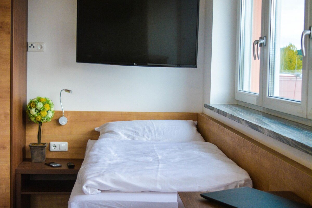 Escritorio, sistema de insonorización, wifi gratis y ropa de cama 