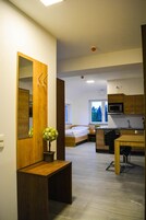 Escritorio, sistema de insonorización, wifi gratis y ropa de cama 