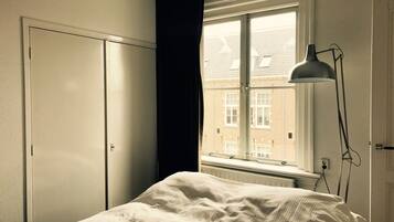 Klassieke penthouse, 1 kingsize bed, uitzicht op stad | Woonruimte | Een flatscreentelevisie