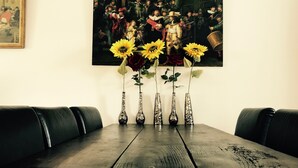 Une table à manger ornée de vases remplis de tournesols et d’un collier.