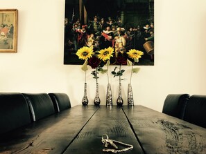 Classic-Penthouse, 1 King-Bett, Stadtblick | Essbereich im Zimmer