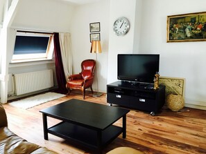 Penthouse Classique, 1 très grand lit, vue ville | Coin séjour | Télévision à écran plat