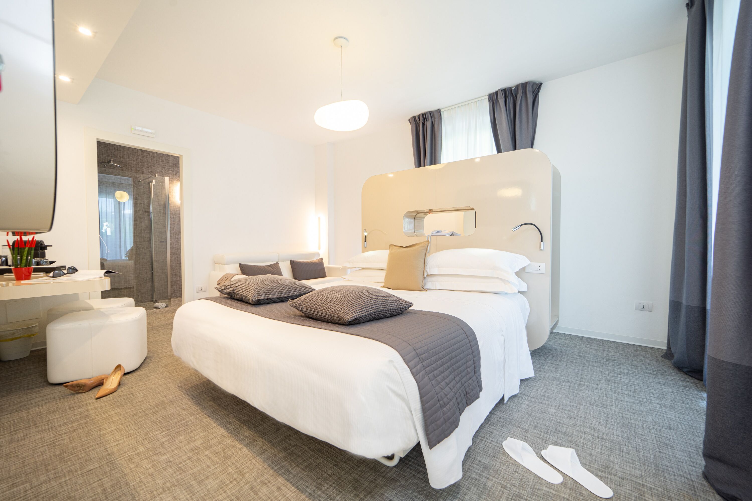 Suite Junior, 1 letto king con divano letto, terrazzo, vista piscina | Biancheria da letto di alta qualità, una cassaforte in camera