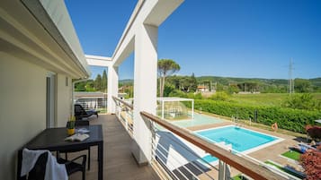 Chambre Deluxe, 1 trĂšs grand lit, balcon, vue piscine | Vue de la chambre