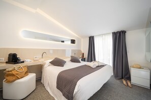Habitación Deluxe, 1 cama de matrimonio grande, balcón, vistas a la piscina | Ropa de cama de alta calidad, caja fuerte, escritorio y cortinas opacas