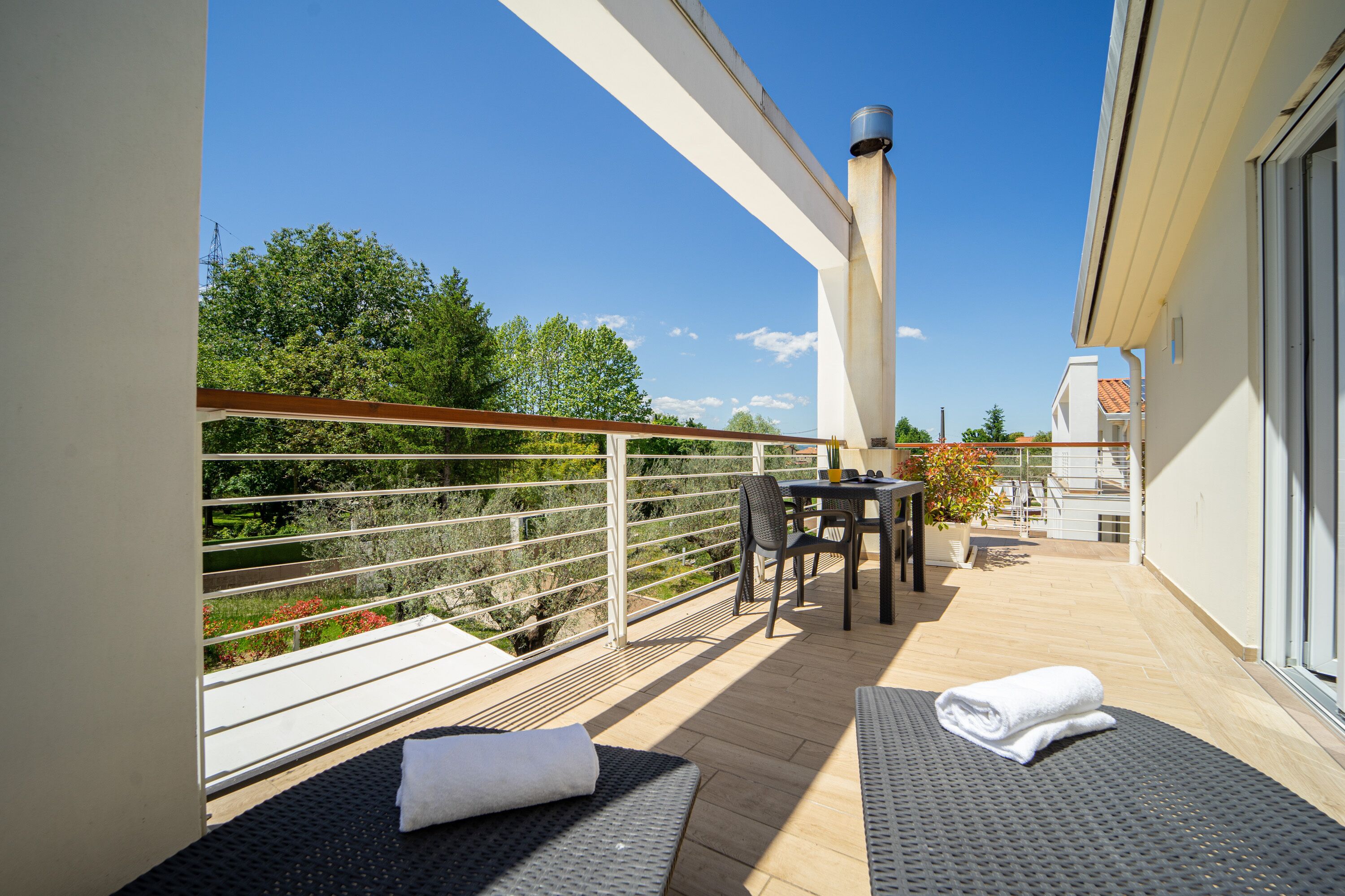 Deluxe Room, 1 King Bed, Balcony, Pool View | Balcony