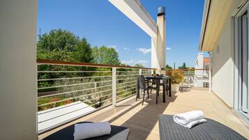 Deluxe Room, 1 King Bed, Balcony, Pool View | Balcony