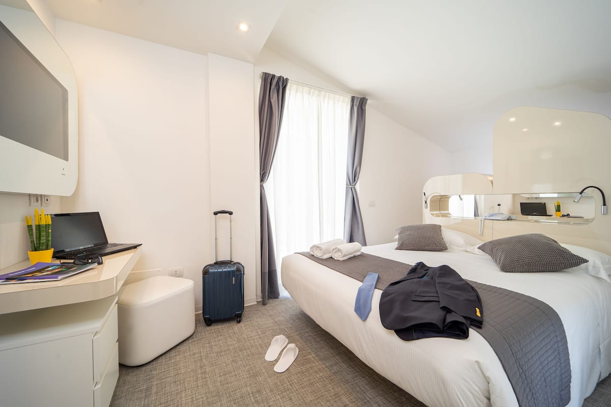 Deluxe Room, 1 King Bed, Balcony, Pool View