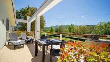 Chambre Deluxe, 1 très grand lit, balcon, vue piscine | Balcon