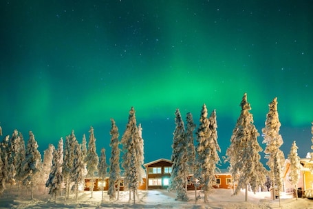 Exterior. Pinetree Lodge