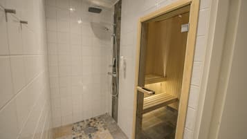 Apartamento, sauna seca | Comodidades do banheiro | Chuveiro, produtos de toalete grátis, secador de cabelo