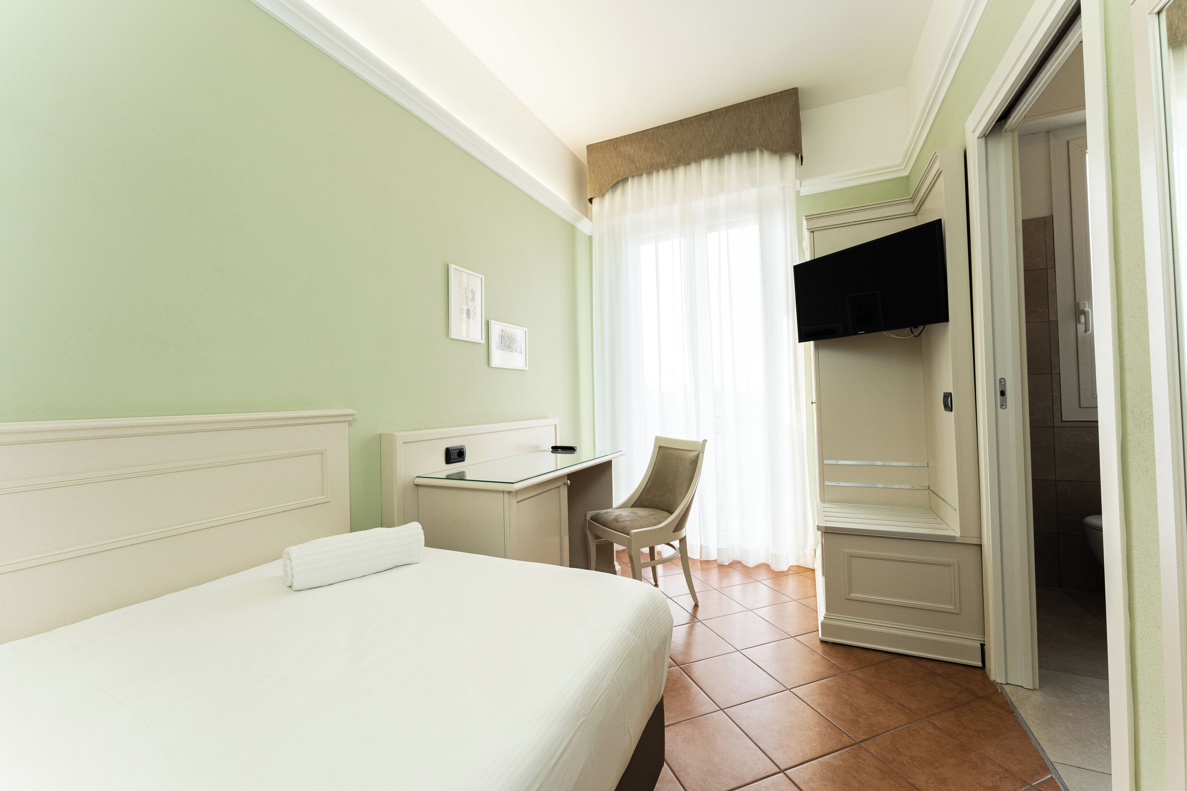 single room | minibar, in-room safe, desk, free wifi