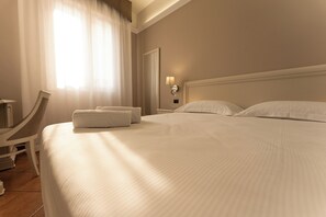 Minibar, coffres-forts dans les chambres, bureau, Wi-Fi gratuit