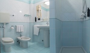 Værelse til 3 personer | Badeværelse | Bruser, gratis toiletartikler, hårtørrer, hjemmesko