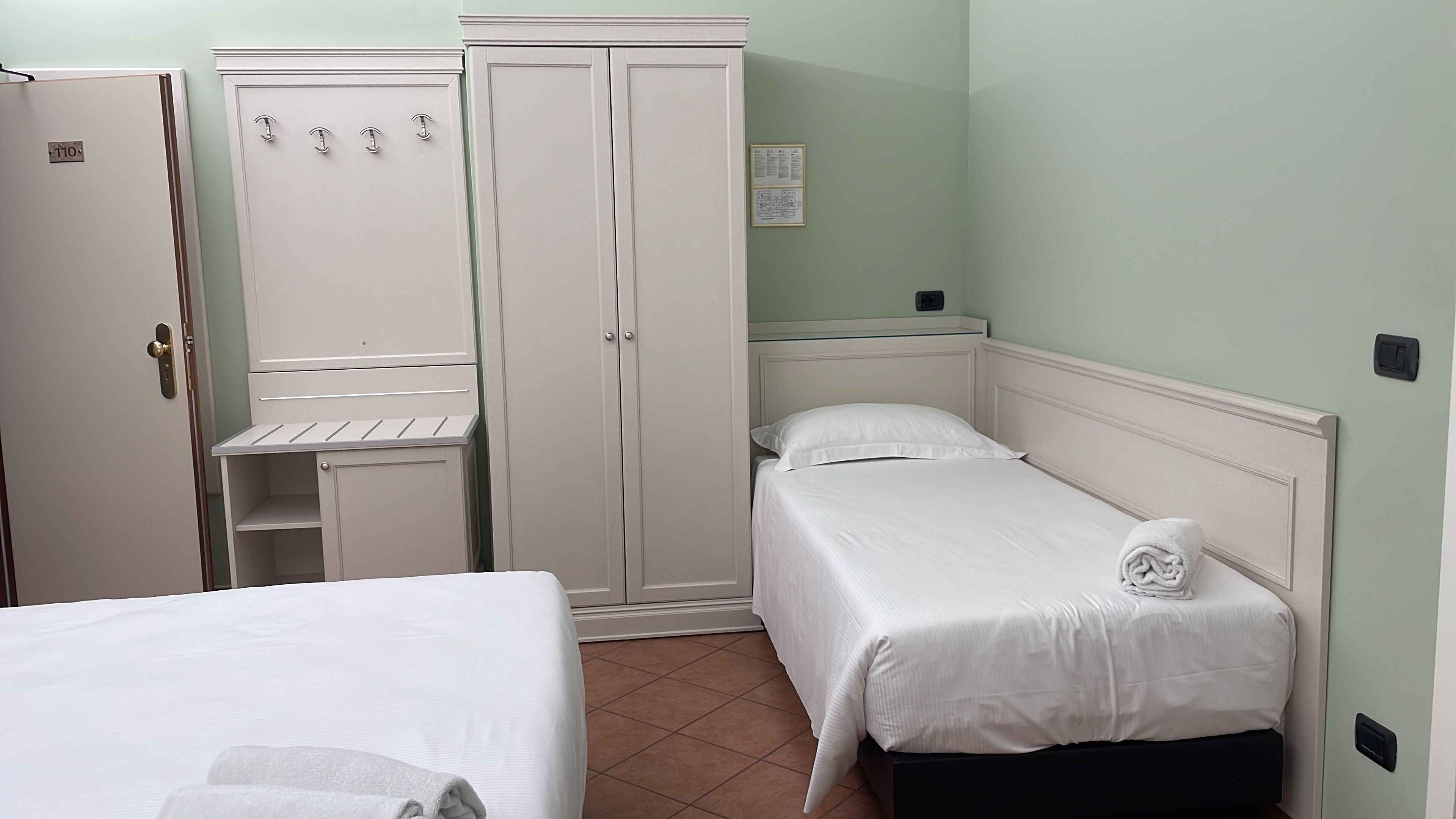 quadruple room | minibar, in-room safe, desk, free wifi