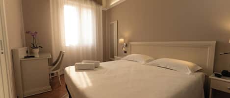 Frigobar, cofres nos quartos, escrivaninha, Wi-Fi de cortesia