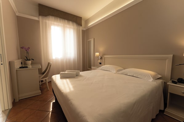 Minibar, coffres-forts dans les chambres, bureau, Wi-Fi gratuit