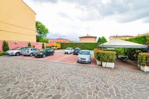 Estacionamento sem manobrista (sujeito a cobrança): EUR 10 por semana