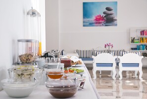 朝食 (ビュッフェ)、毎日提供 (無料)