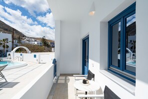 Superior Double Room By The Pool | セーフティボックス (室内)、デスク、遮光カーテン、WiFi (無料)