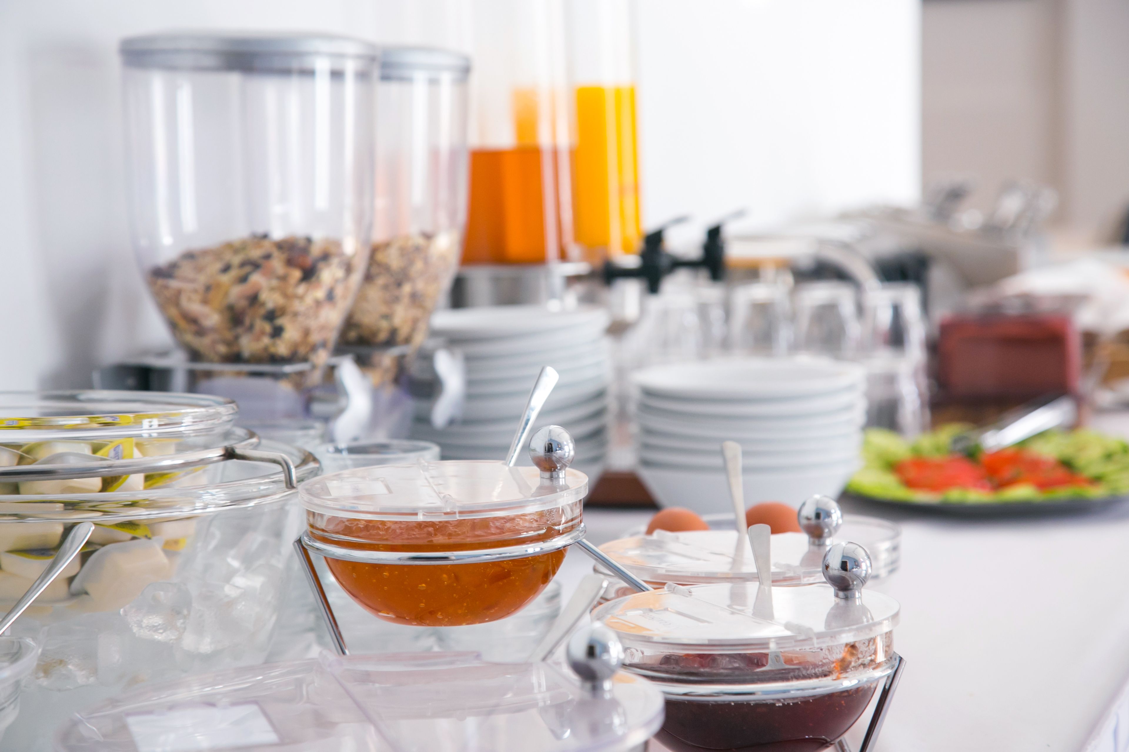 Montaje de bufé con varios recipientes y utensilios para alimentos.