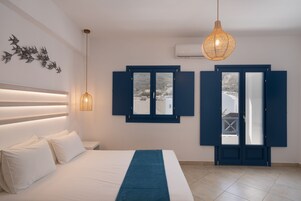 Quarto casal superior, vista para a piscina | Cofres nos quartos, escrivaninha, cortinas blackout, Wi-Fi de cortesia