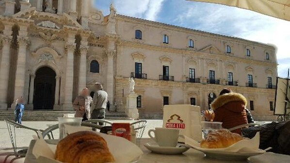 Esmorzar diari de cuina local (5 EUR per persona)