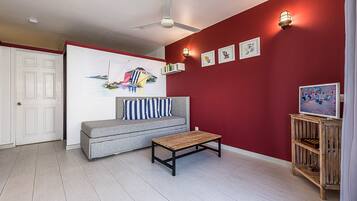 Panoramic Apartment, 1 Bedroom, Terrace, Bay View | Ruang tamu | 32 inci televisyen skrin rata dengan satelit, TV, mainan
