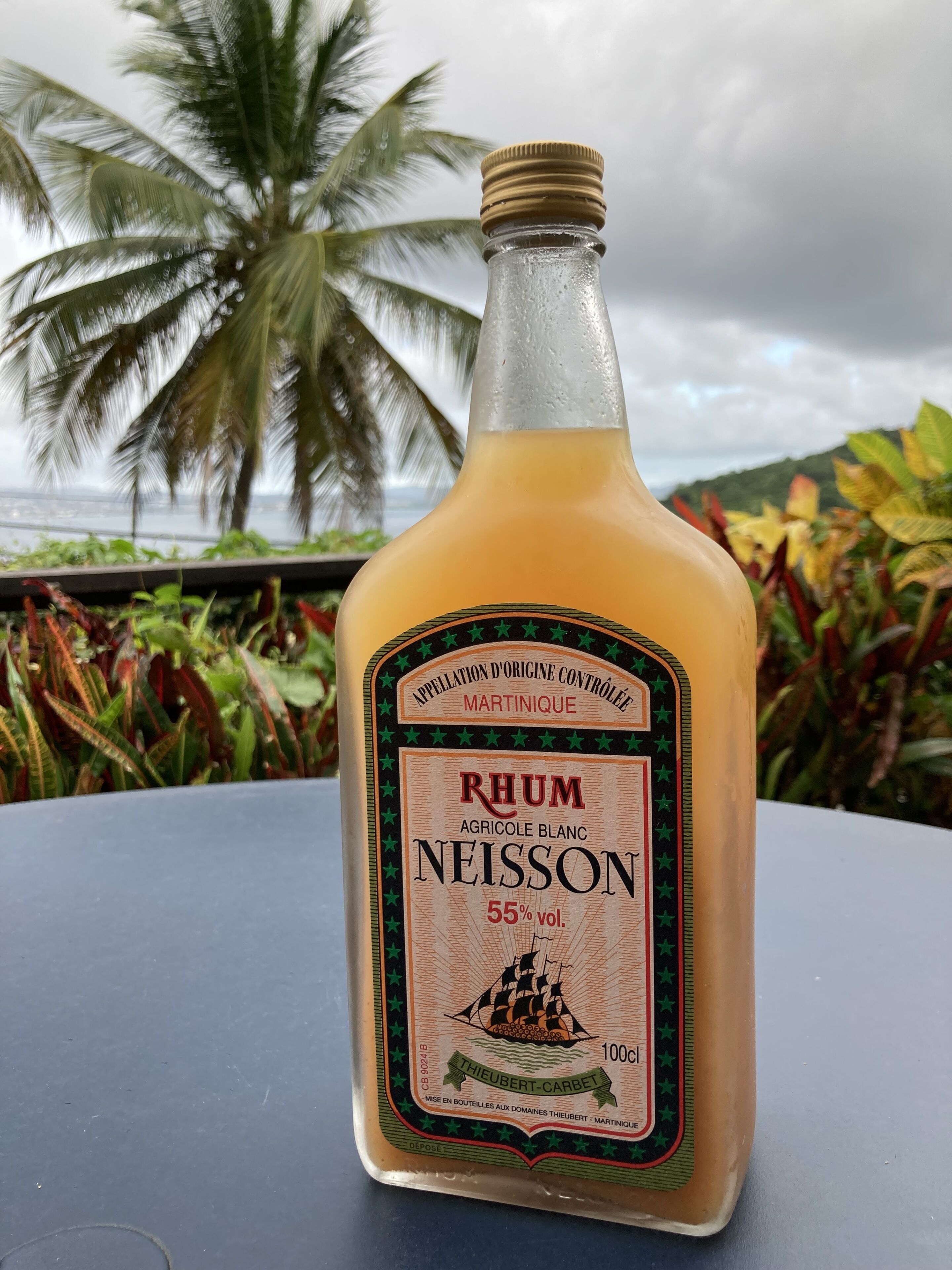 Une bouteille de rhum Neisson dont l’étiquette indique un taux d’alcool de 55 %.