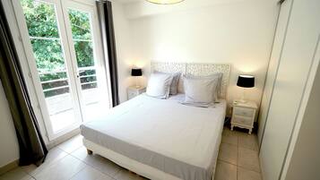 Familie appartement, 2 slaapkamers, niet-roken, uitzicht op baai | 1 slaapkamer, luxe beddengoed, individueel gedecoreerd