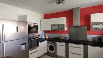 Family Apartment, 2 Bedrooms, Non Smoking, Bay View | Dapur peribadi | Peti sejuk/penyejuk beku saiz penuh, ketuhar gelombang mikro, ketuhar