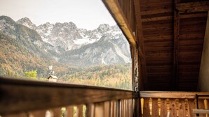 Eine Holzhütte mit Blick auf ein Gebirge.