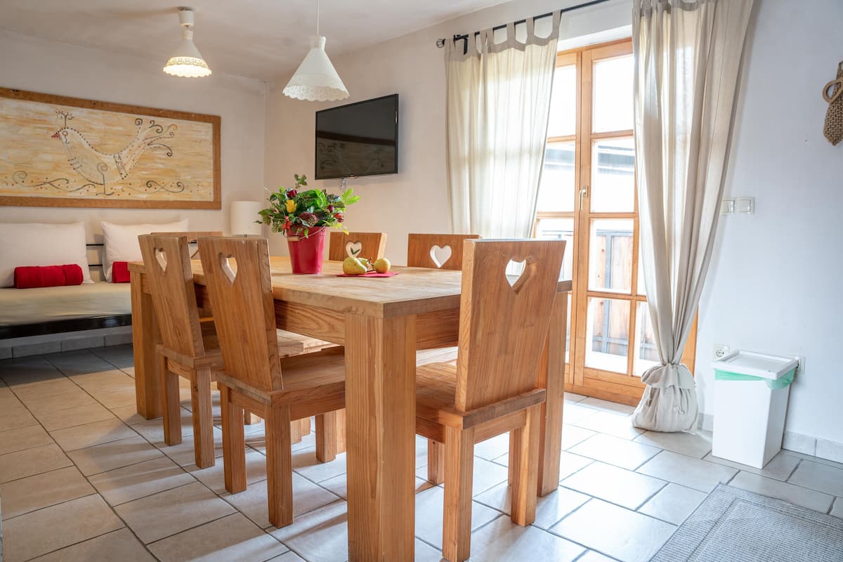 Appartamento, 2 camere da letto, balcone, vista montagna (6) | Area soggiorno | TV LCD