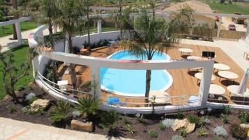 Seasonal outdoor pool, pool umbrellas, sun loungers
