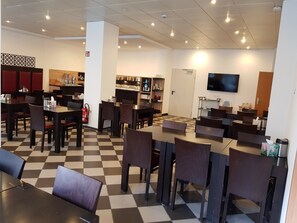 Tägliches Frühstücksbuffet gegen Gebühr