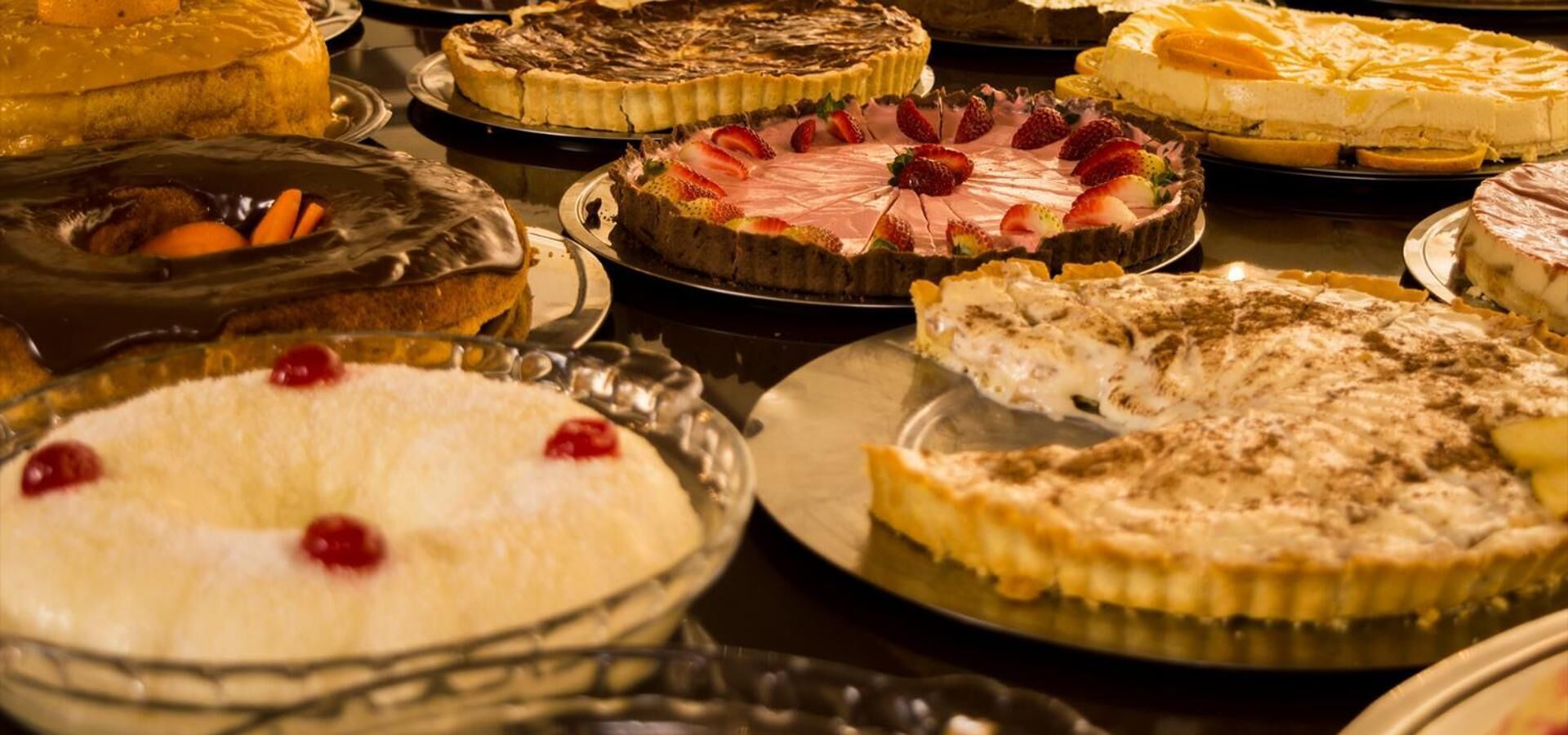 Diversas tortas sobre una mesa.