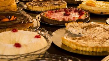 Diversas tortas sobre una mesa.