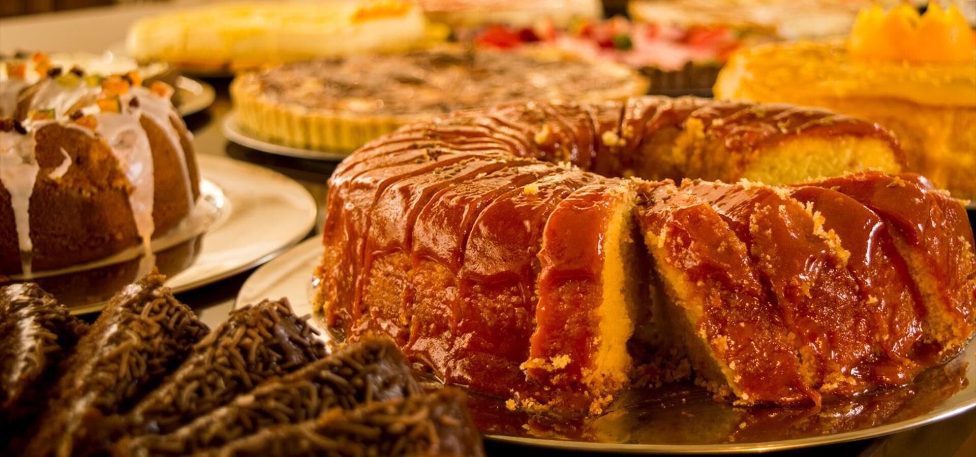 Une variété de desserts est présentée sur une table.