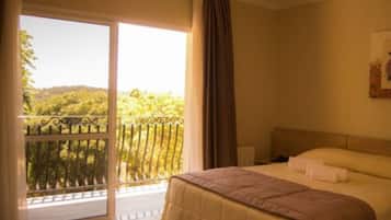 Luxury Triple Room | Minibar, blackout drapes, free WiFi, bed sheets