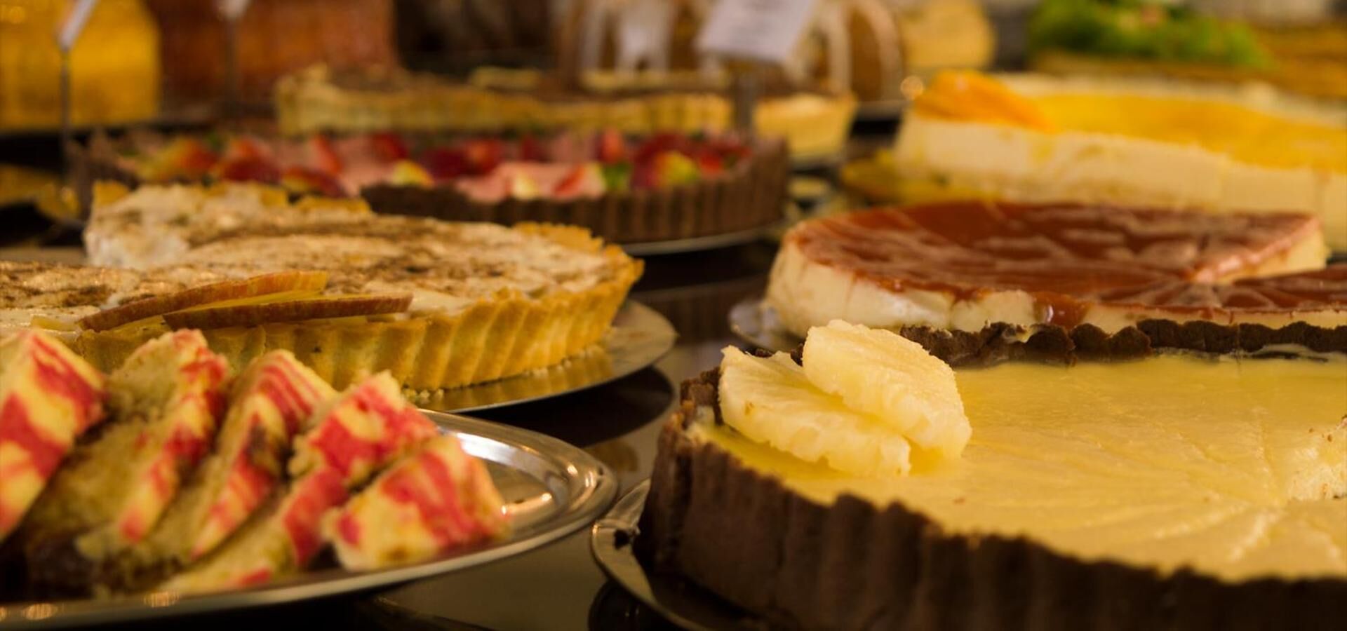Une variété de desserts étaient exposés, notamment des gâteaux et des tartes.
