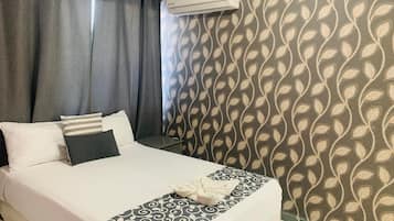 Muebles diferentes, escritorio y espacio para trabajar con laptop