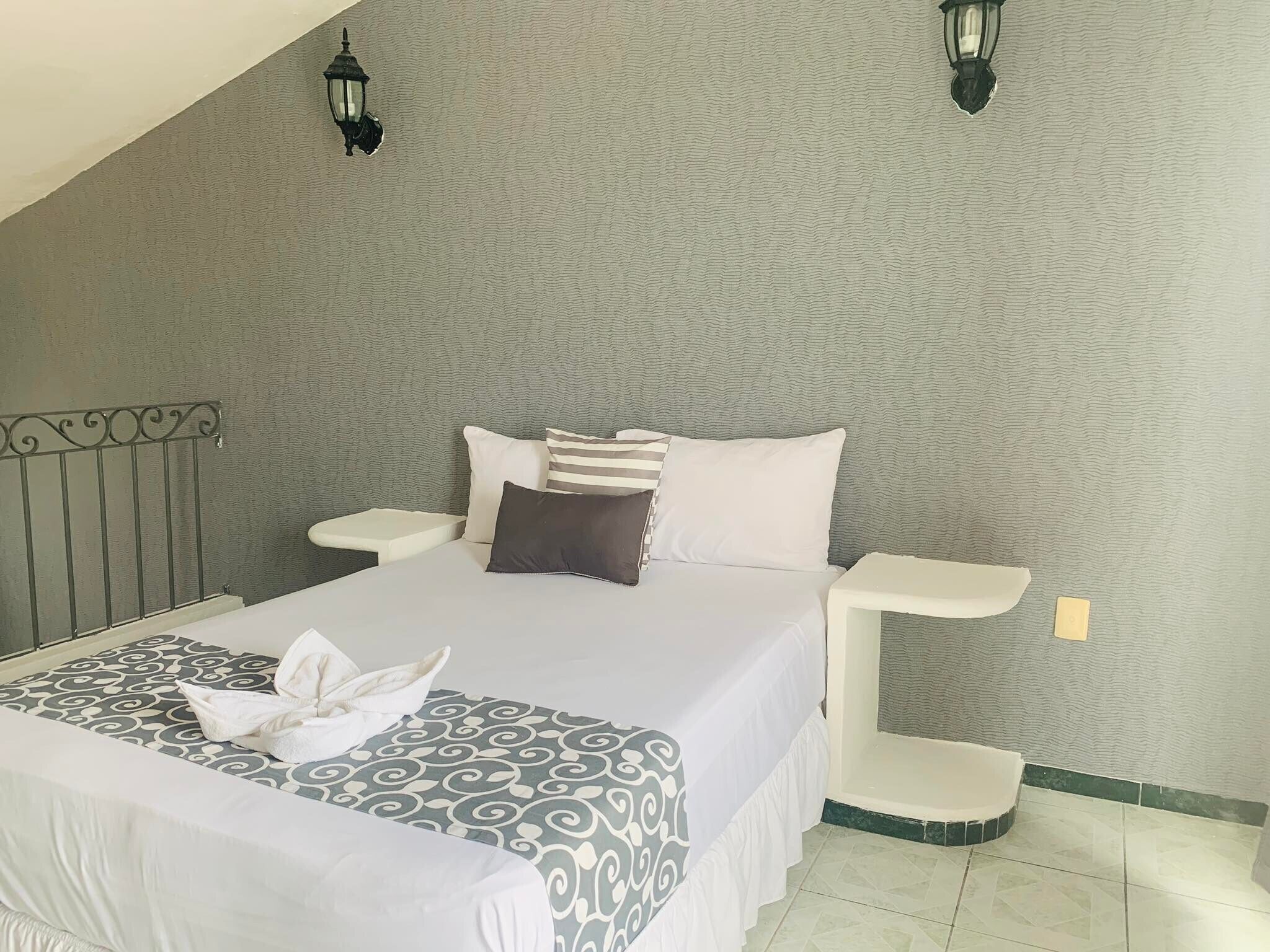 Suite | Muebles diferentes, escritorio y espacio para trabajar con laptop 