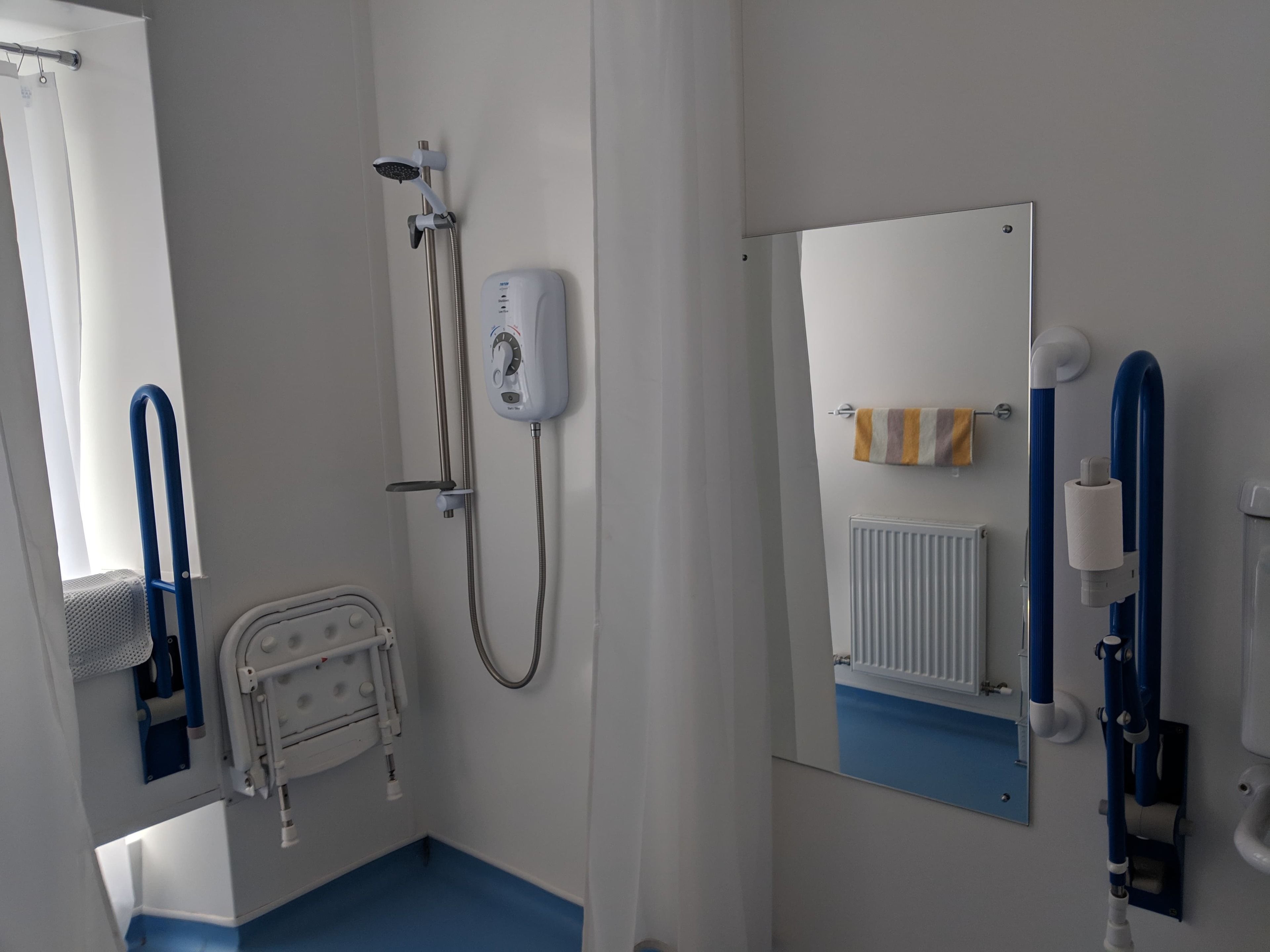 Traditional Twin Room, 2 Single Beds, Accessible | Bathroom shower