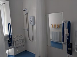 Quarto duplo tradicional, 2 camas de solteiro, acessível | Chuveiro