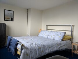 Standard Double Room, 1 Double Bed | Iron/ironing board, free WiFi, wheelchair access