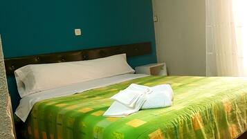 Tweepersoonskamer, balkon | 5 slaapkamers, een bureau, gratis wifi, beddengoed