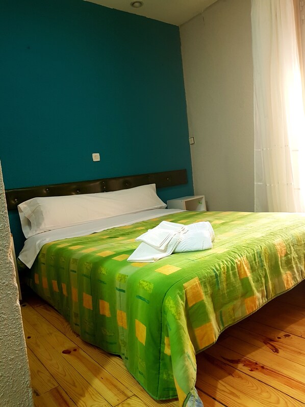 Chambre Double, balcon | 5 chambres, bureau, Wi-Fi gratuit, draps fournis