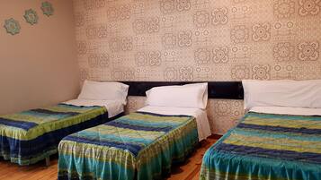 Vierpersoonskamer, balkon | 5 slaapkamers, een bureau, gratis wifi, beddengoed